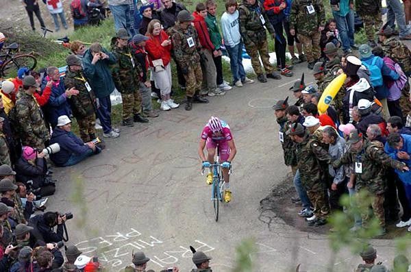 Alessandro Petacchi (Milram) is a sprinter but can climb if he has too.