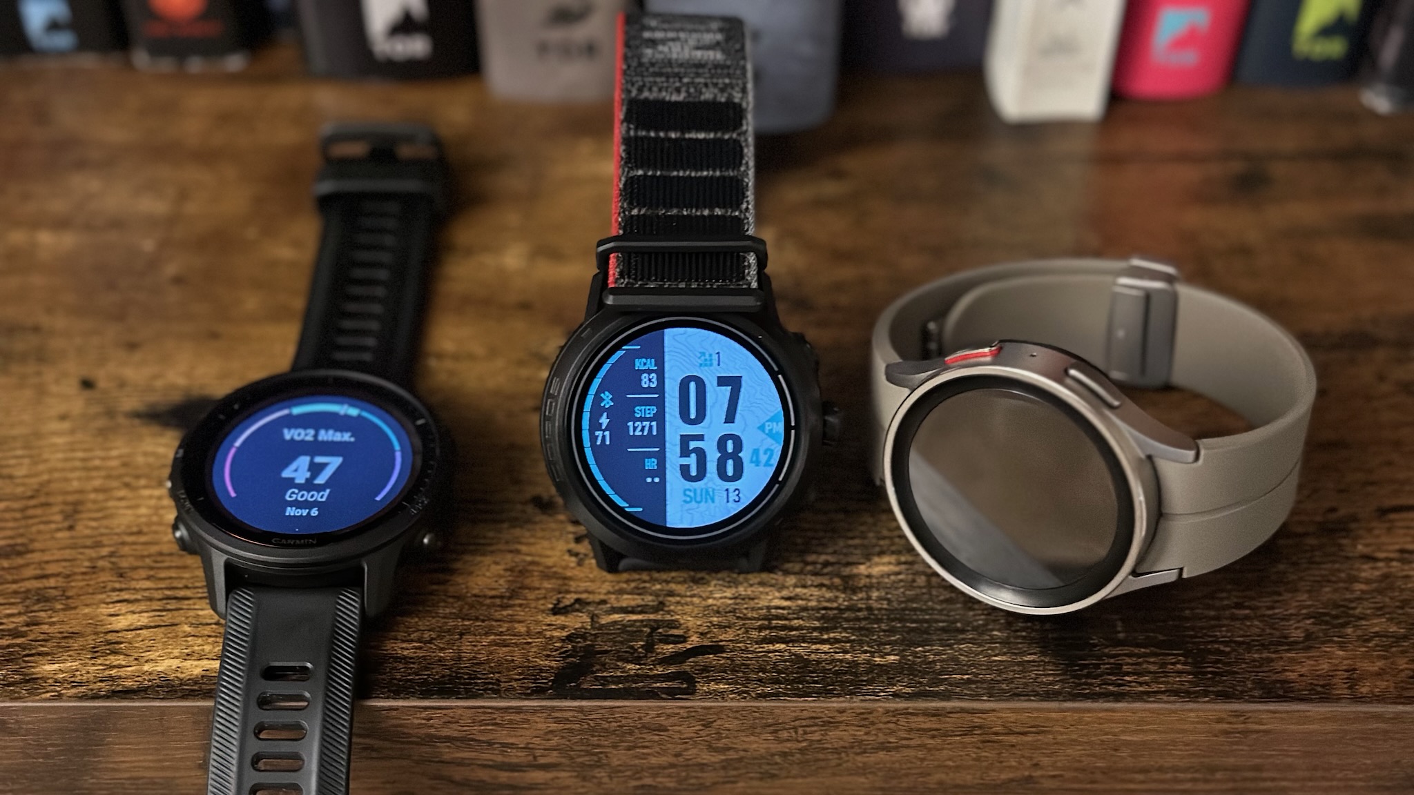 Garmin Forerunner 955 Solar (solda), COROS APEX 2 Pro (ortada) ve Samsung Galaxy Watch 5 Pro (sağda)