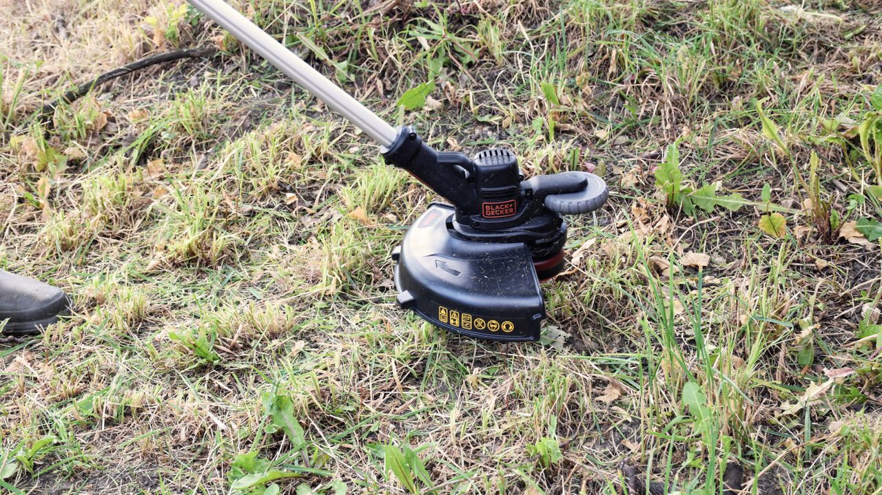 Black + Decker LSTE525 being tested by writer