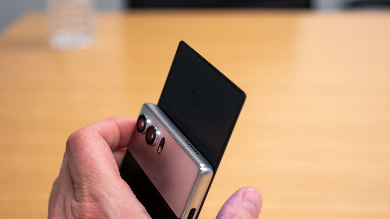 Motorola Rizr foldable phone concept