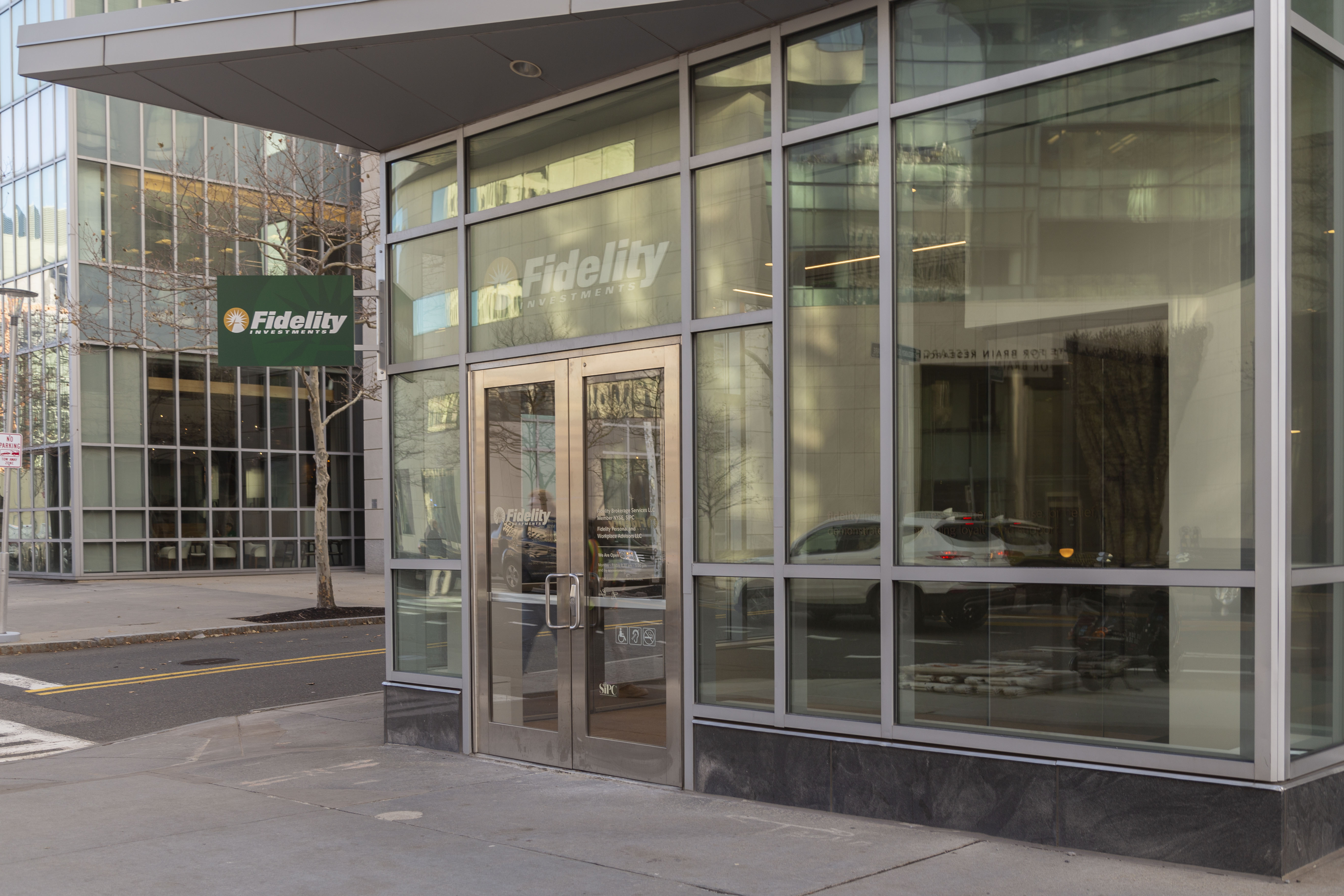 The outside of a Fidelity Investments building with glass walls.