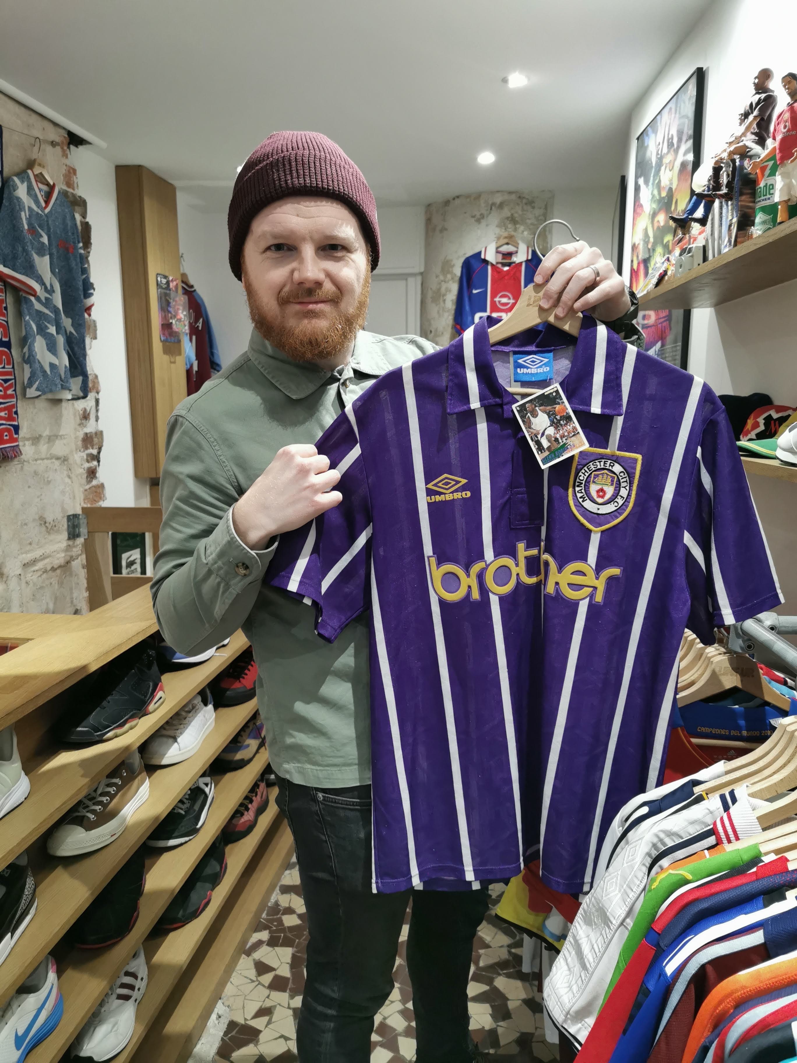 Matt Ketchell visita LineUp, un negozio di magliette da calcio vintage a Parigi, e mostra una maglia del Manchester City del 1993-94