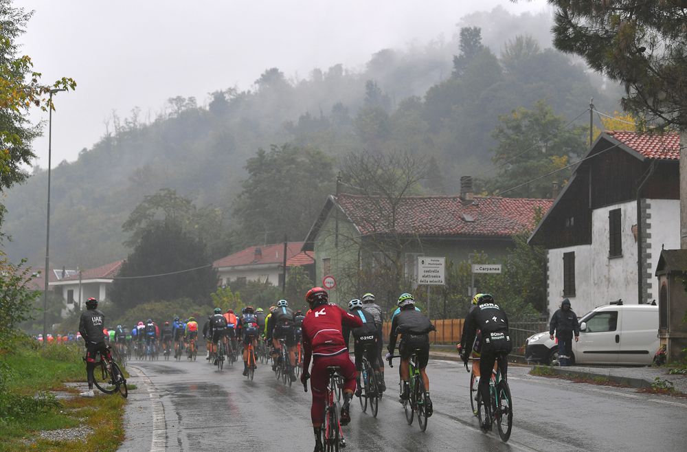 The Gran Piemonte peloton endures the heavy rain
