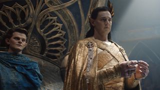 Gil-Galad holder et stykke mithril mens Elrond ser på i 8. episode av The Rings of Power.