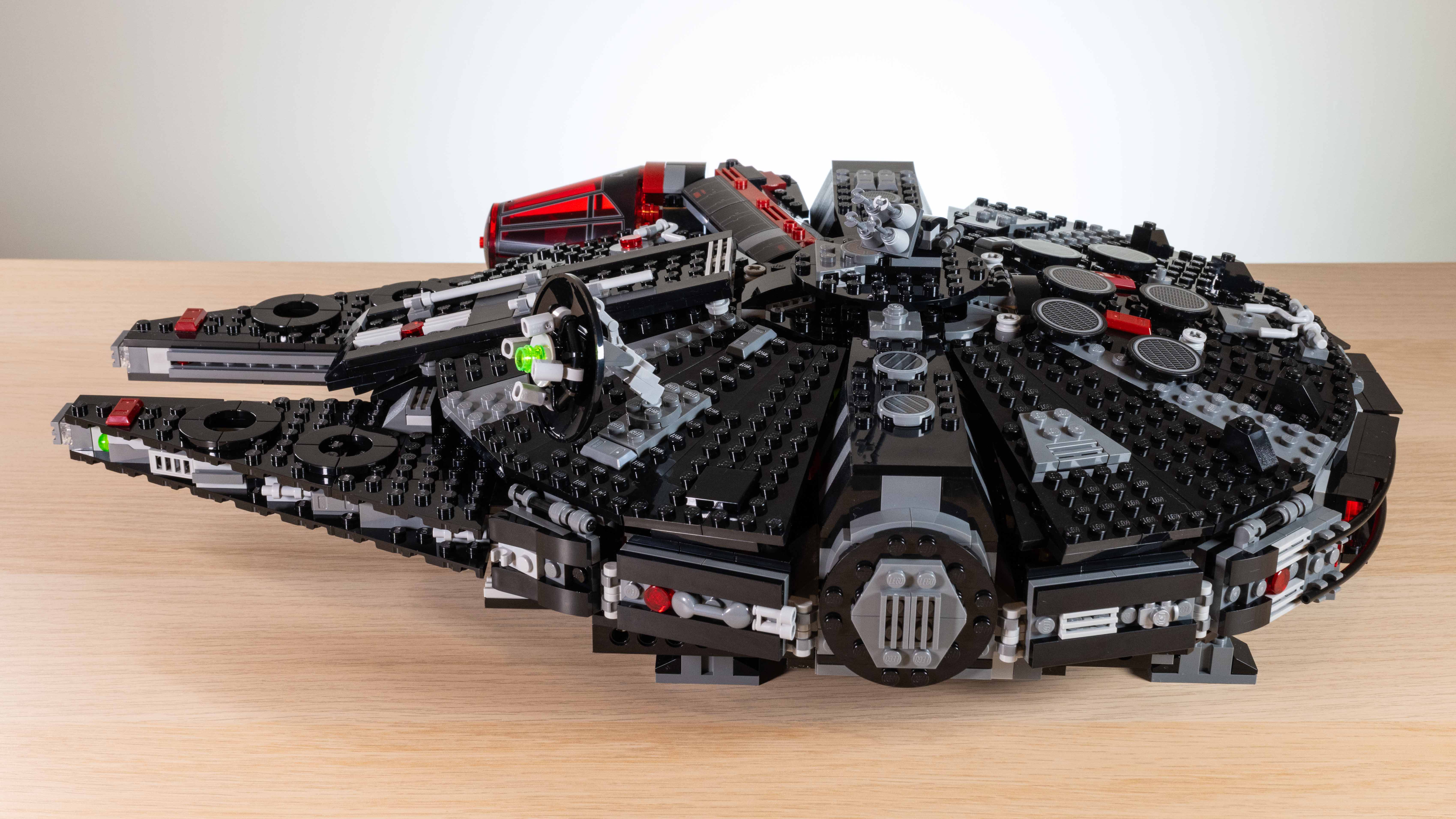 Lego Star Wars The Dark Falcon (75389) side