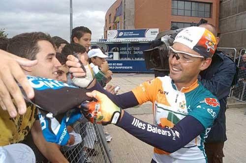 Francisco Mancebo (Illes Balears) happy to sign a few autographs.