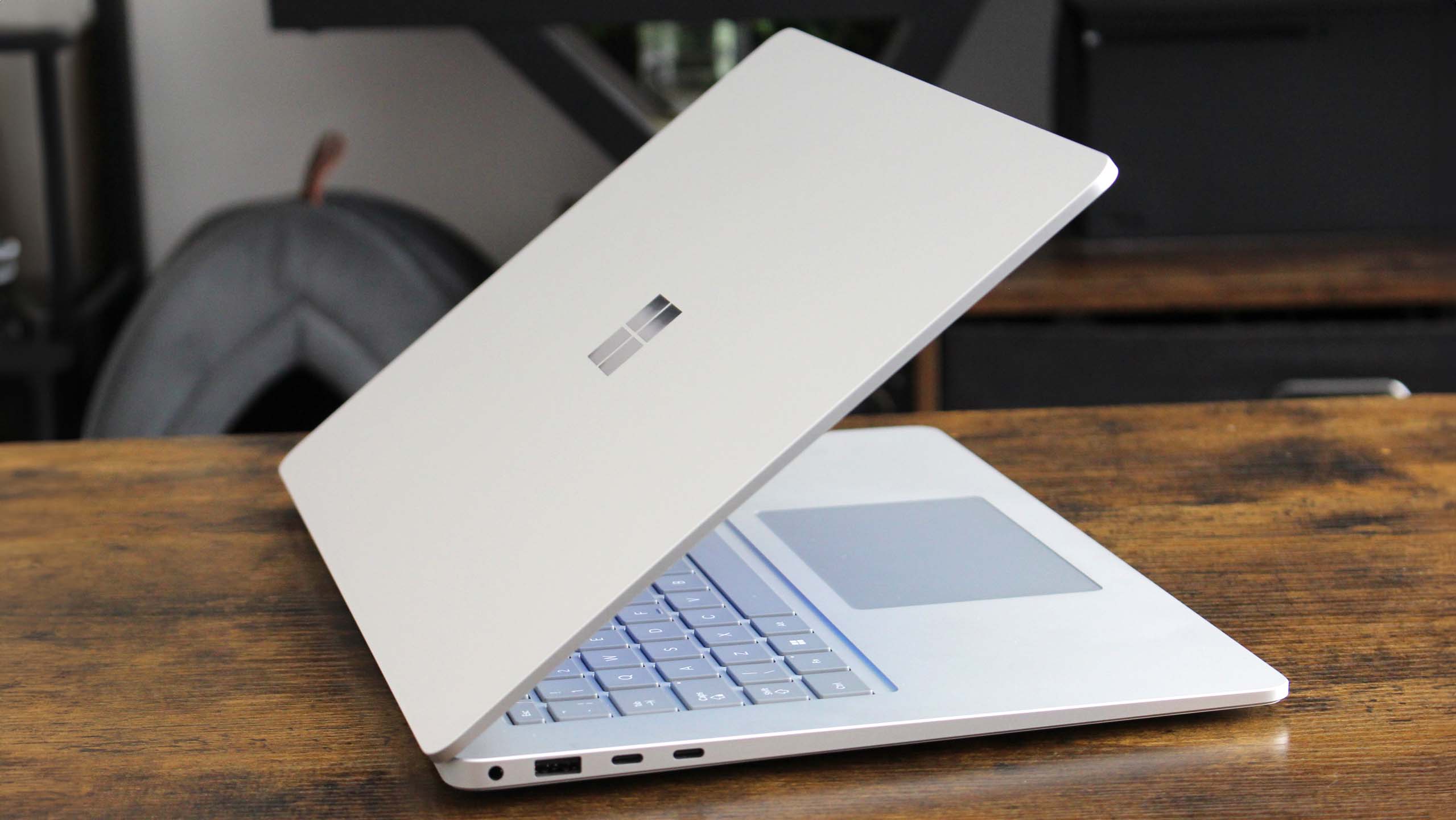 Surface Laptop 7 против MacBook Air M3: «Лучший ноутбук-раскладушка» противостоит тонкому сенсационному устройству Apple