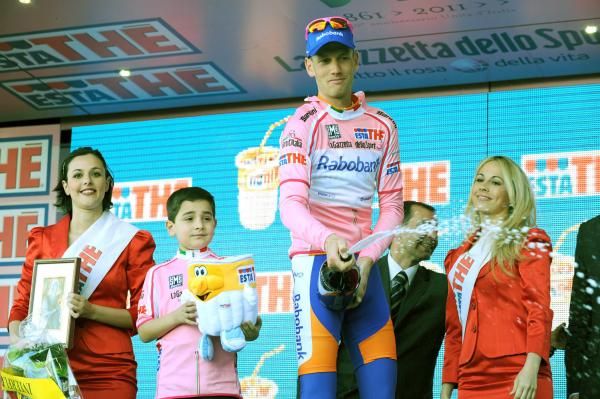 Pieter Weening celebrates another day in the maglia rosA