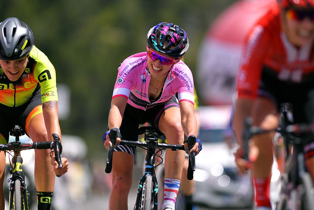 Kasia Niewiadoma (Canyon-SRAM) sprints for third place on stage 5 but loses the maglia rosa to stage winner Annemiek van Vleuten (Mitchelton-Scott)