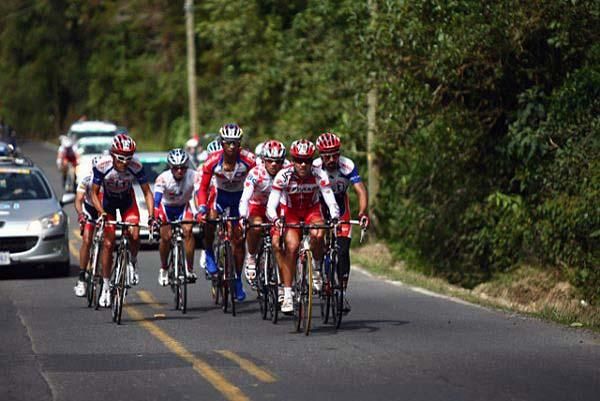 This bunch of riders sticks together.