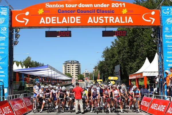 The bunch lined up on the start line, which used the same course as the later Tour Down Under Cancer Council Classic