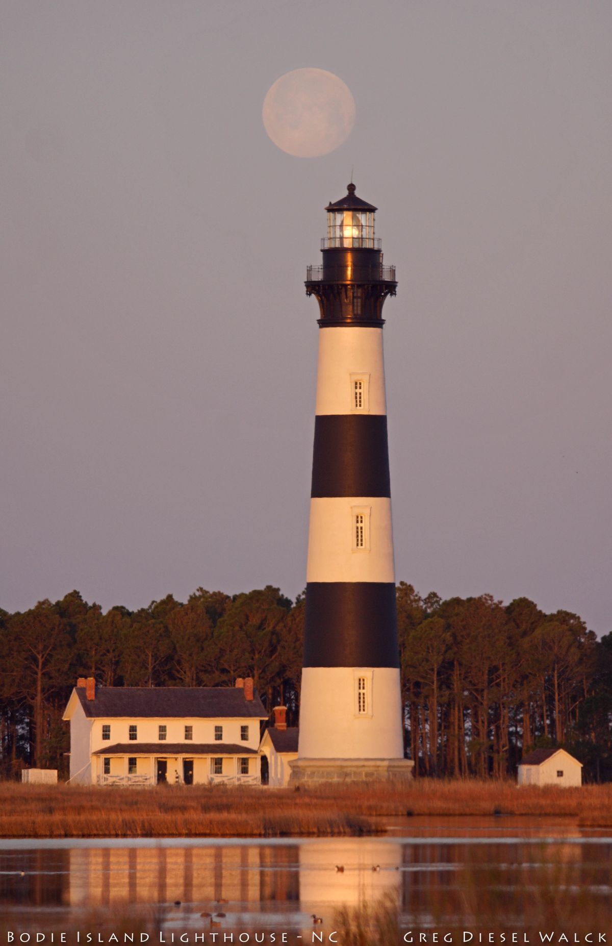 Full Moon Shines Over Lighthouse in Stunning View (Photo) | Space