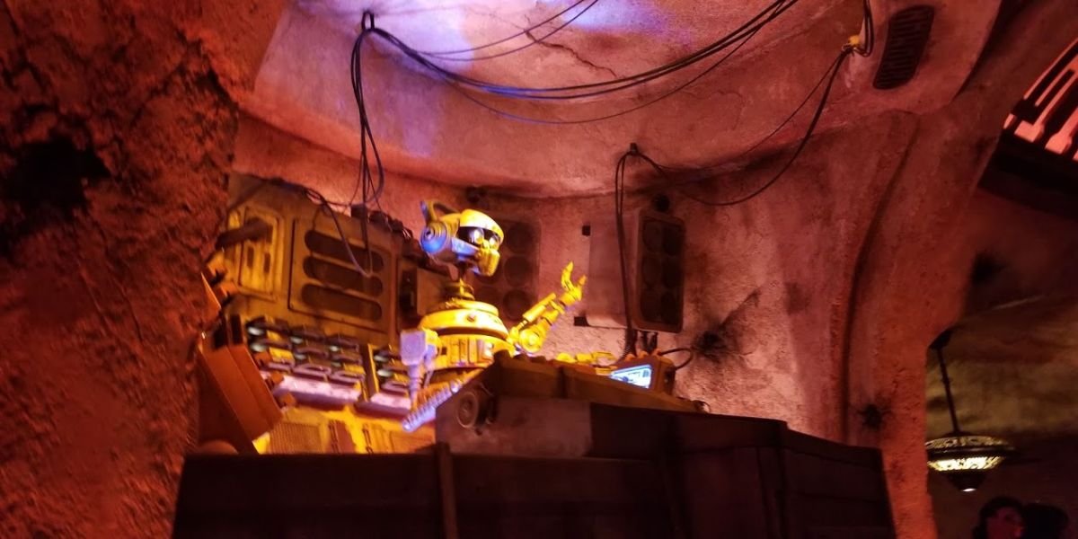 R3X at Oga&#039;s Cantina in Star Wars: Galaxy&#039;s Edge