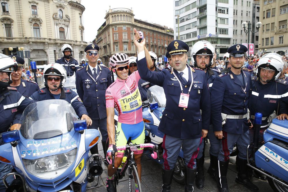 Alberto Contador takes a picture with the police