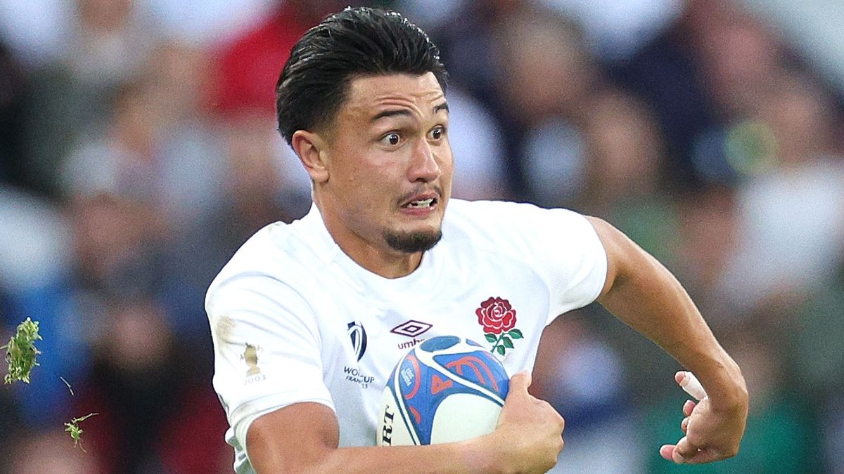 Marcus Smith of England runs with the ball ahead of England vs Samoa at the Rugby World Cup France 2023. 