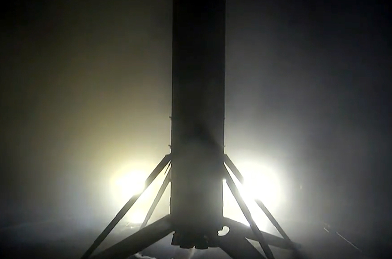 La primera etapa del Falcon 9 de SpaceX se pone vertical después de aterrizar en la nave no tripulada 