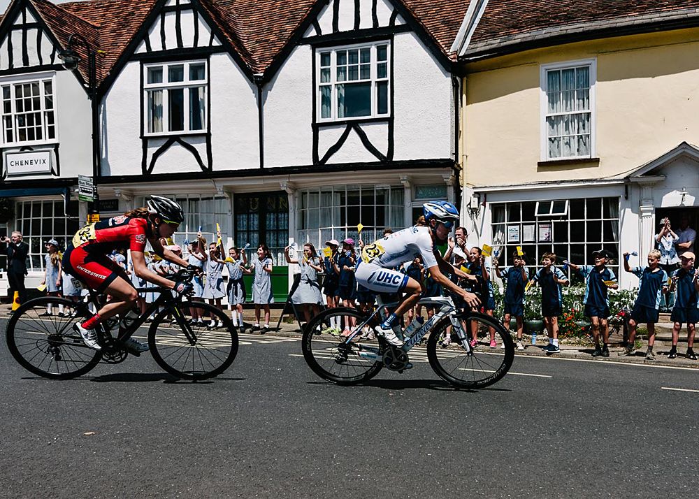 School kids cheer on the leaders during stage 1