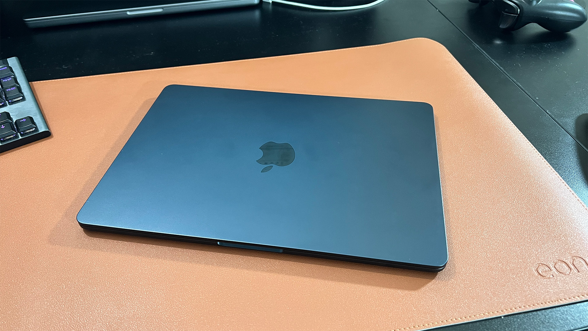 MacBook Air M2_laptop closed on desk