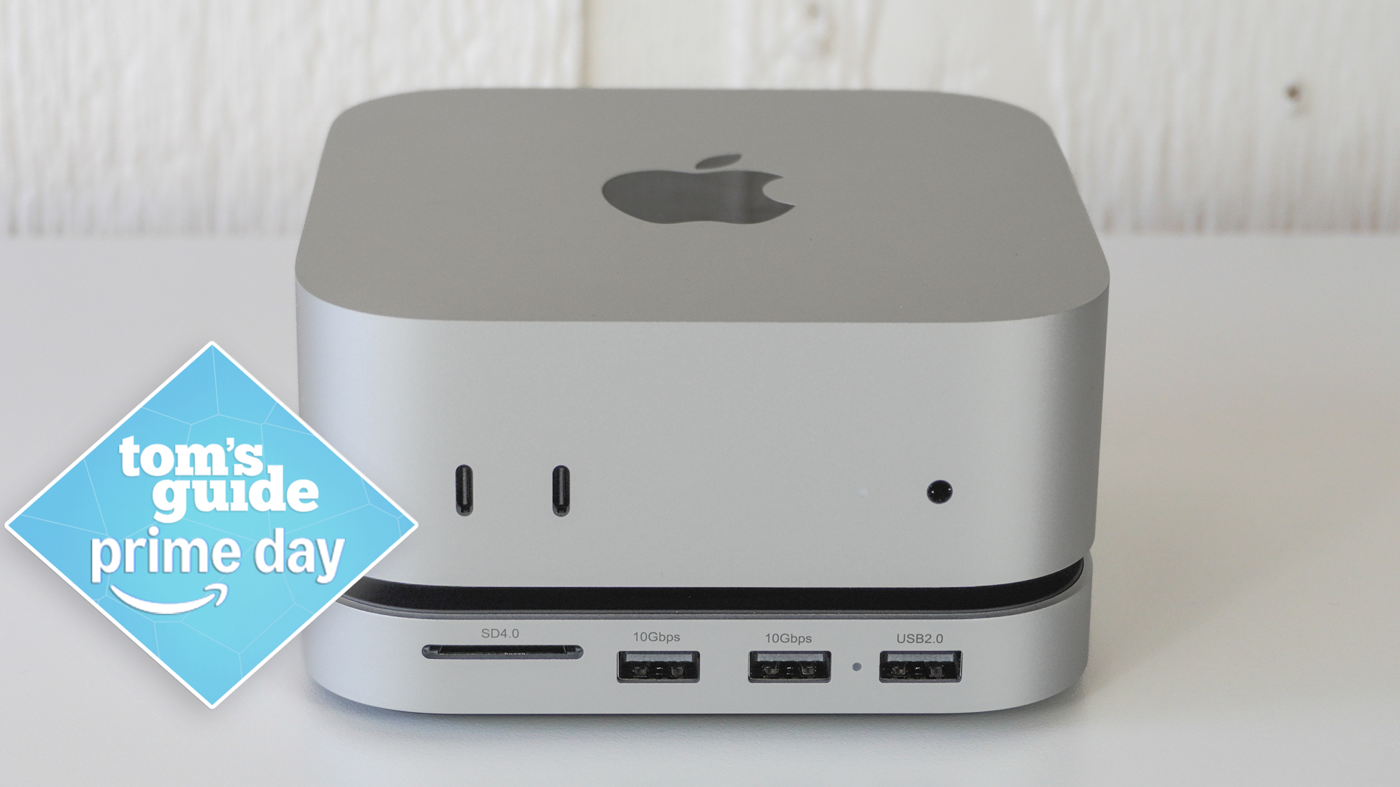 A Mac mini M4 with Satechi&#039;s Hub &amp;amp; Stand installed underneath it