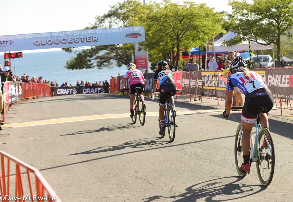 Ellen Noble (JAM/NCC/Vittoria) leading the event with two laps to go