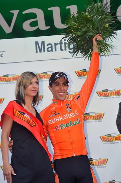 Jonathan Castroviejo (Euskaltel - Euskadi) on the podium for his prologue victory.