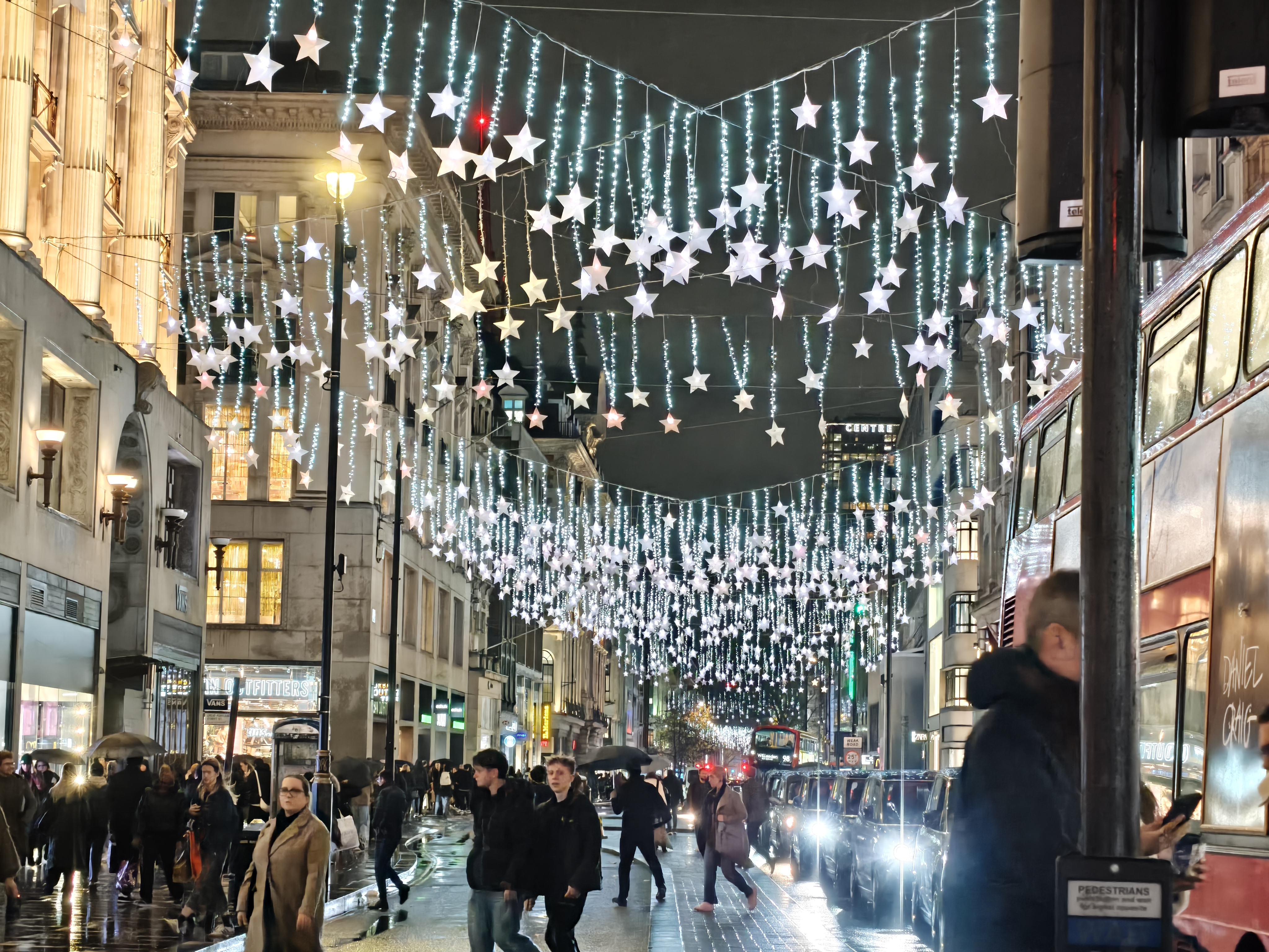 Oppo Find X8 camera sample Oxford Circus 3x zoom