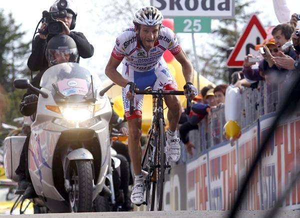 Michele Scarponi crossing the line in third place