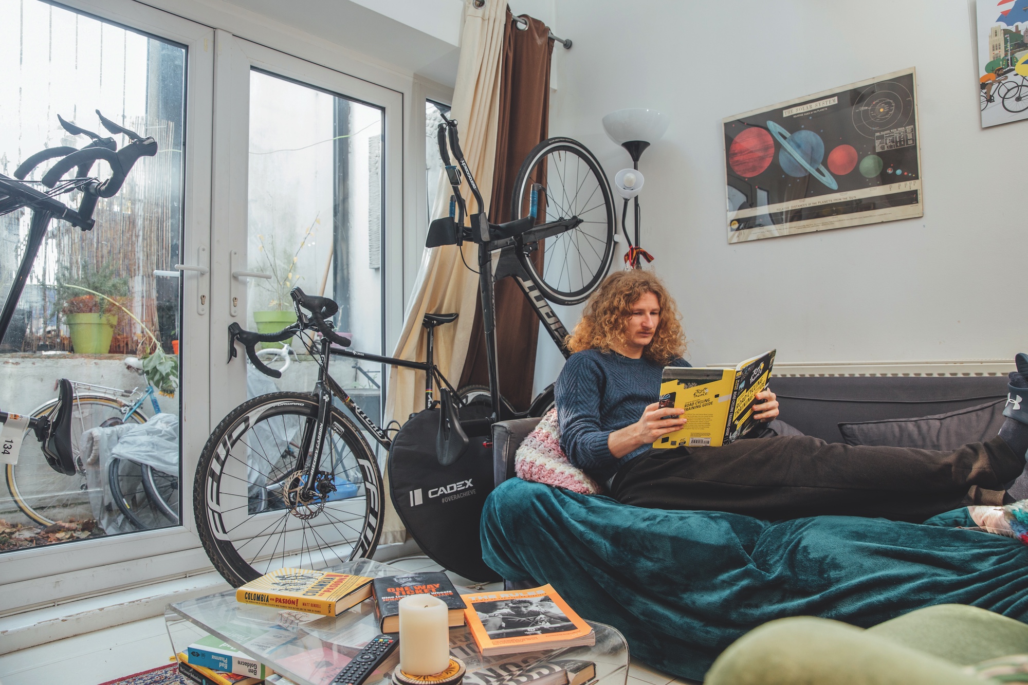 Ciclista relajándose en la habitación delantera