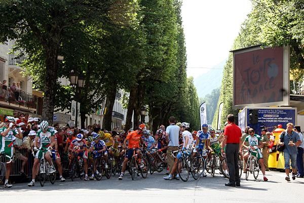 Riders get ready to make their way to the d&eacute;part fictif.
