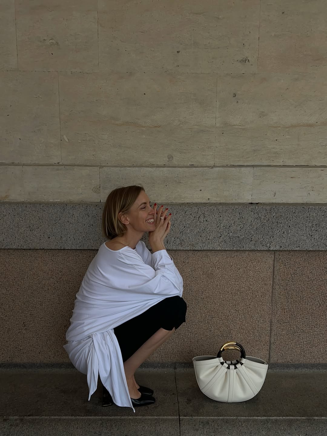 @hannastefansson wears copenhagen summer outfits capri pants white top
