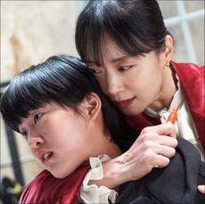 Lee Yeon as Kim Young-ji, Jeon Do-yeon as Gil Boksoon in Kill Boksoon