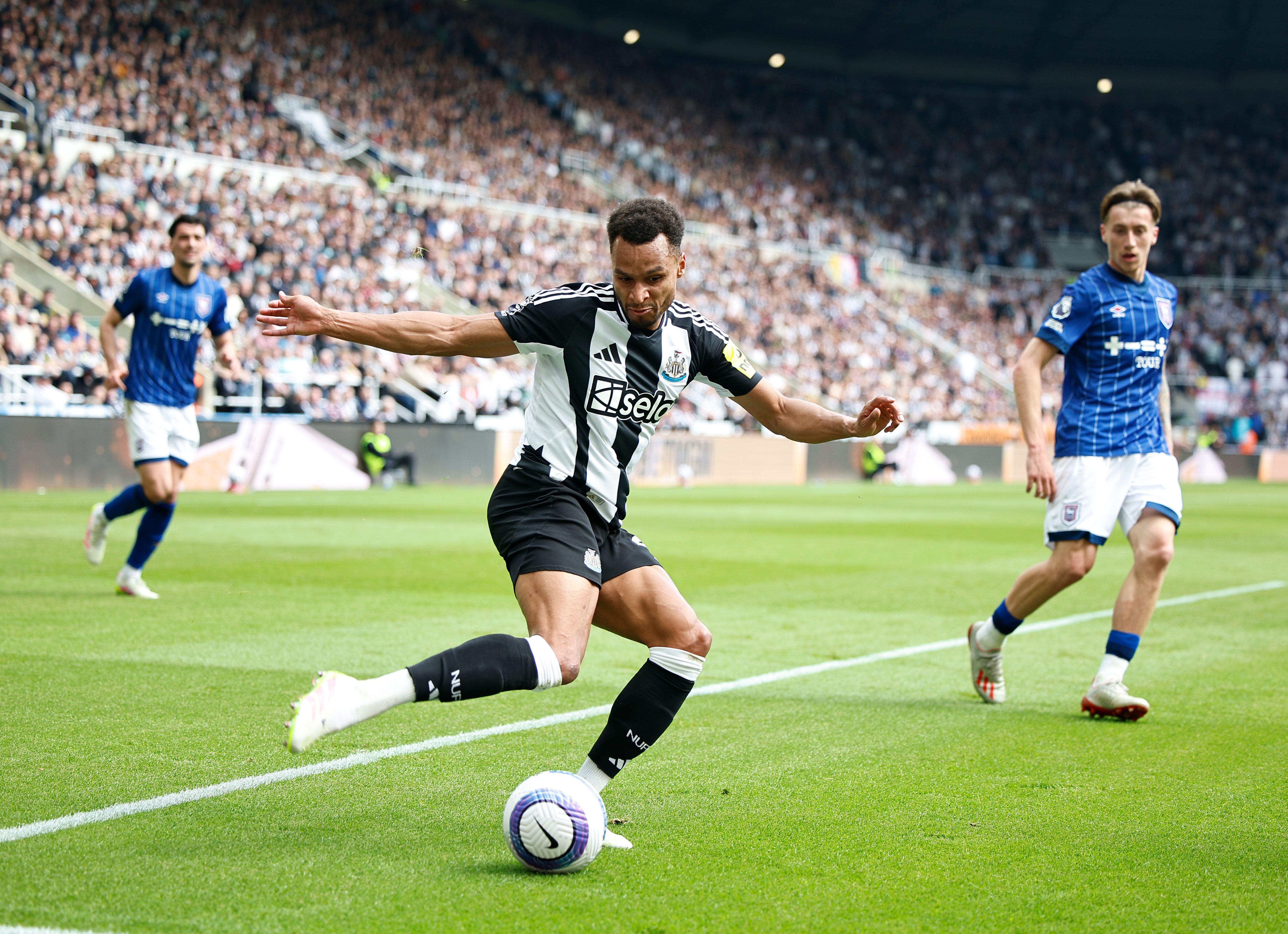 Jacob Murphy crosses the ball while playing for Newcastle United against Ipswich Town, April 2025.