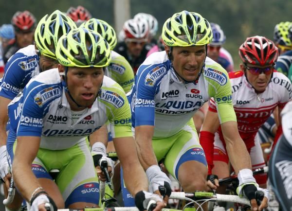 Ivan Basso suffers in the rain