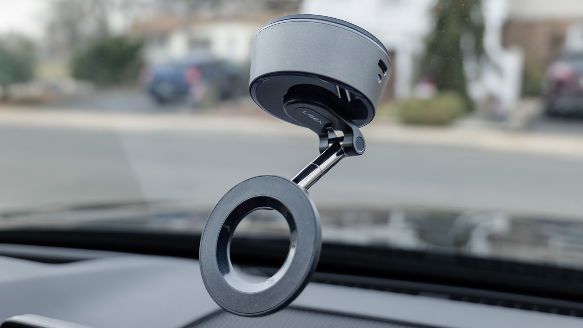 Lisen Auto Vacuum 3.0 attached to windshield.