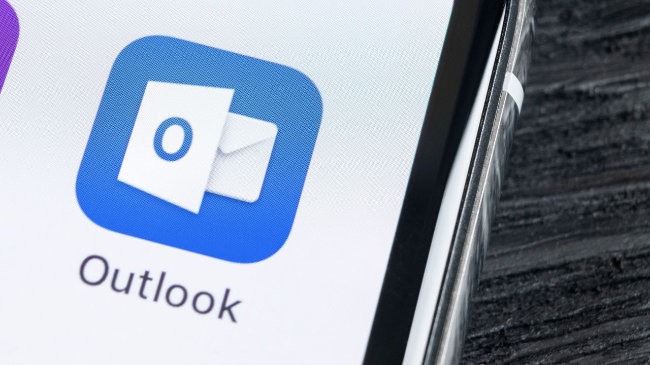 Is Microsoft Outlook down? Live tracking email outage