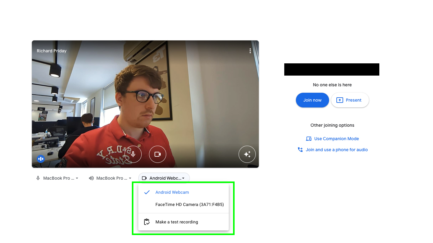 Снимок экрана ожидания Google Meet, на котором показана камера Android, выбранная в качестве активной веб-камеры.