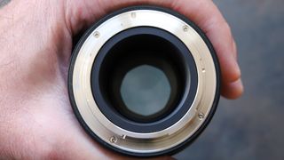 The aperture remains fairly well-rounded when stopping down a little, thanks to the 9-blade diaphragm
