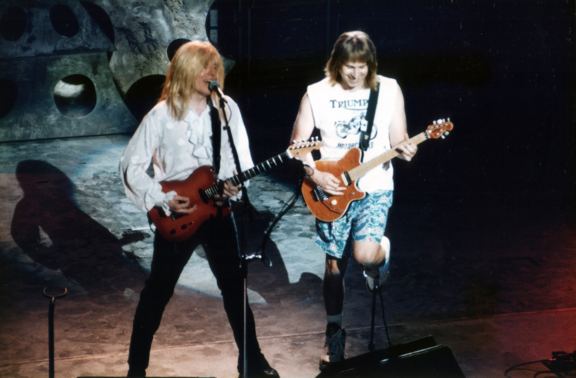 David St. Hubbins (Michael McKean, left) and Nigel Tufnel (Christopher Guest) of Spinal Tap perform at the Orpheum Theatre in Minneapolis, Minnesota on May 19, 1992