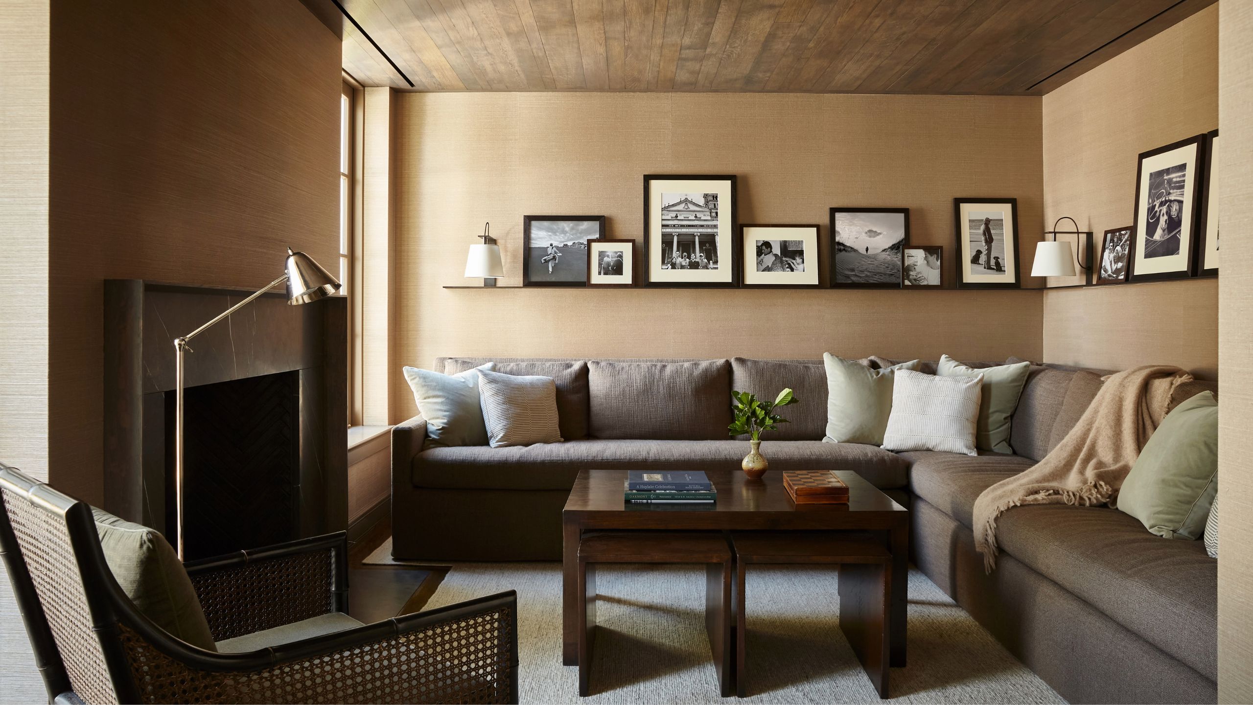 This Is How Interior Designers Display Family Photographs | Livingetc
