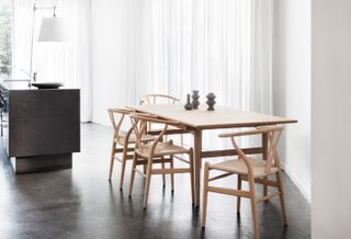 Scandi dining room with wishbone chairs