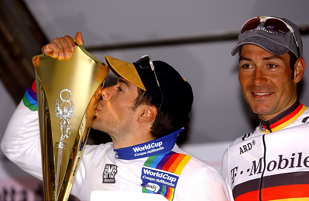 Oscar Freire celebrates his win in the 2004 Milan-San Remo