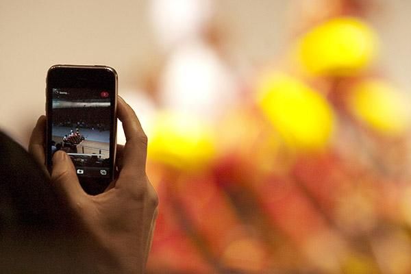 Calling Spain to the startline: Take a pic with your phone of the Spanish pursuit team and send it to a friend.