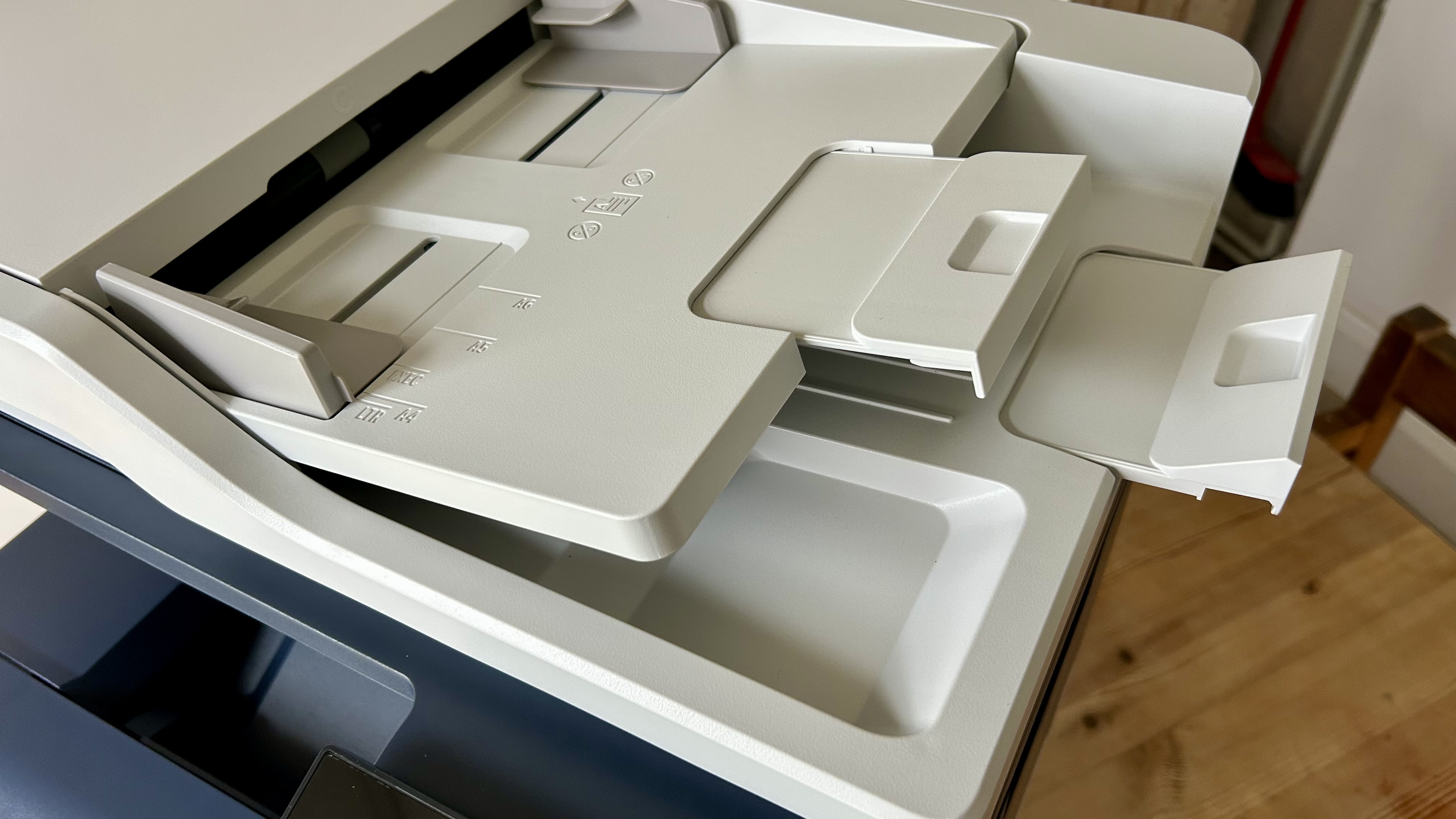 Impressora a laser Xerox C325 em um escritório doméstico em nossos testes