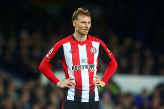 LIVERPOOL, ENGLAND - NOVEMBER 23: Sepp van den Berg of Brentford looks on during the Premier League match between Everton FC and Brentford FC at Goodison Park on November 23, 2024 in Liverpool, England. (Photo by Chris Brunskill/Fantasista/Getty Images)