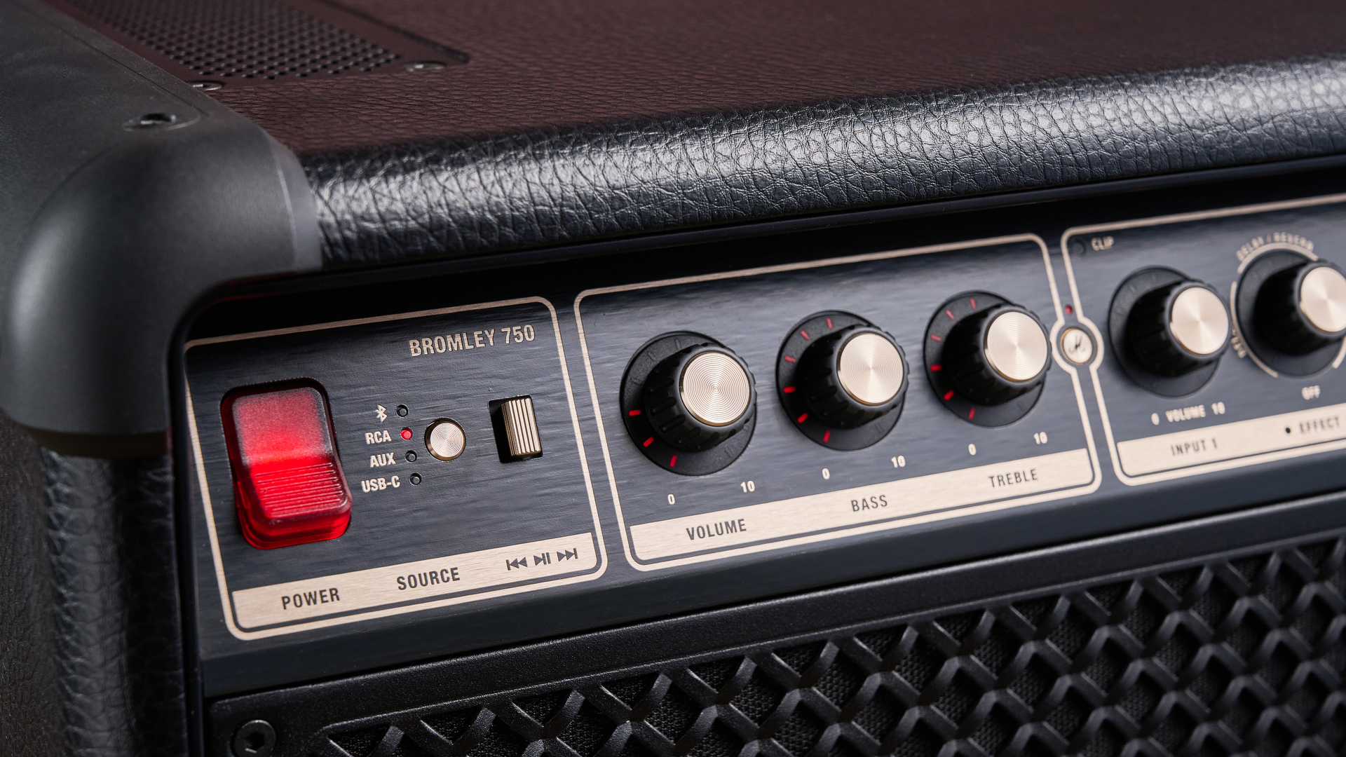 Power buttton and control knobs on the Marshall Bromley 750