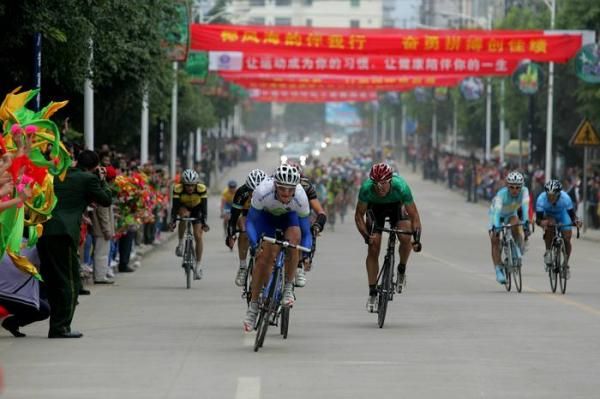 Grega Bole (Slovenia) takes top points at the second intermediate sprint.