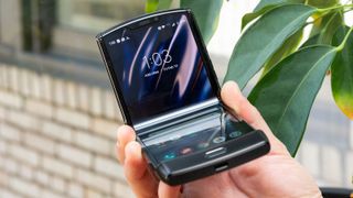 Das Motorola Razr 2020 halb aufgeklappt in einer Hand