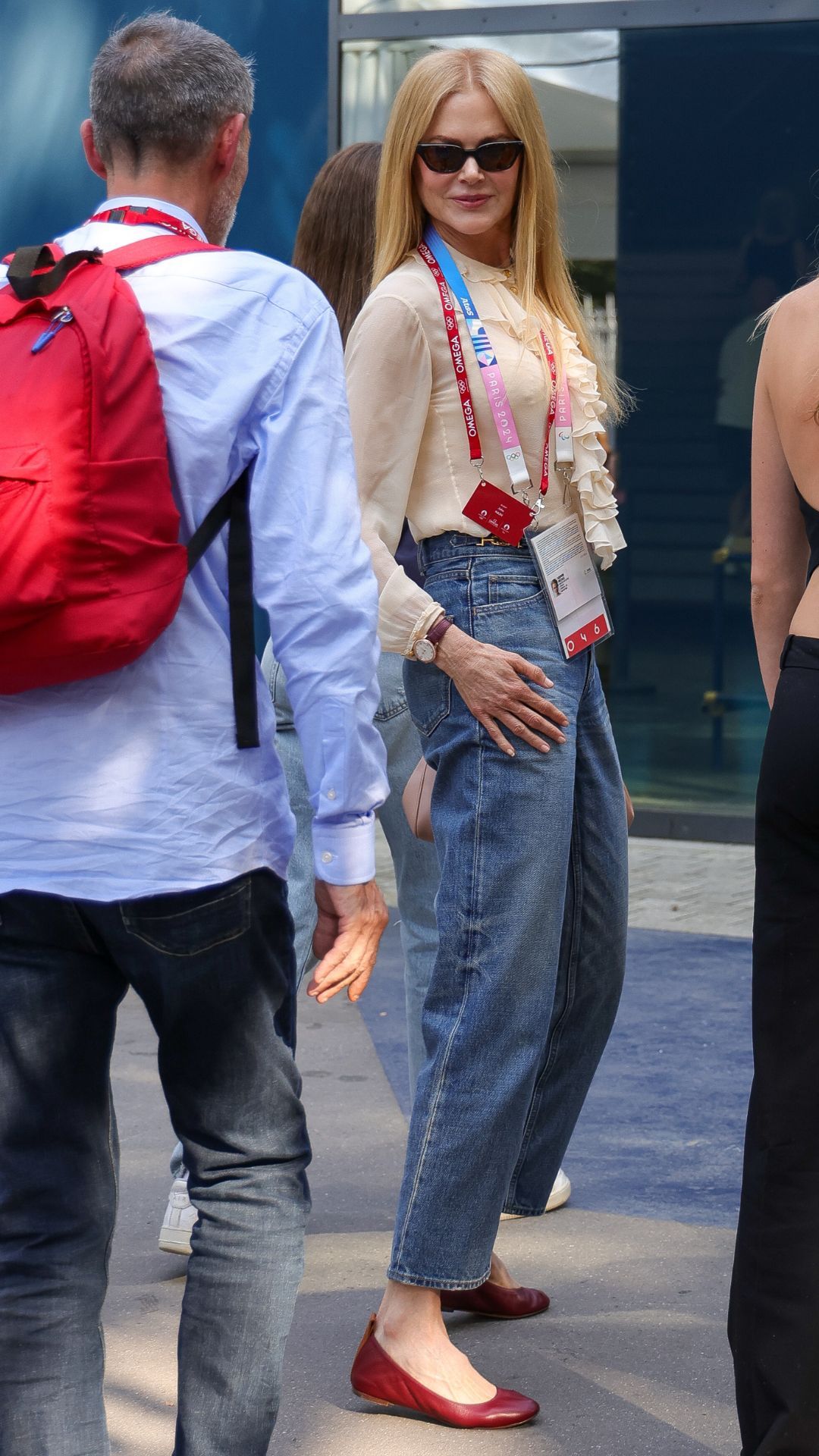 nicole-kidman-elevates-basic-blue-jeans-with-stunning-ruffled-blouse