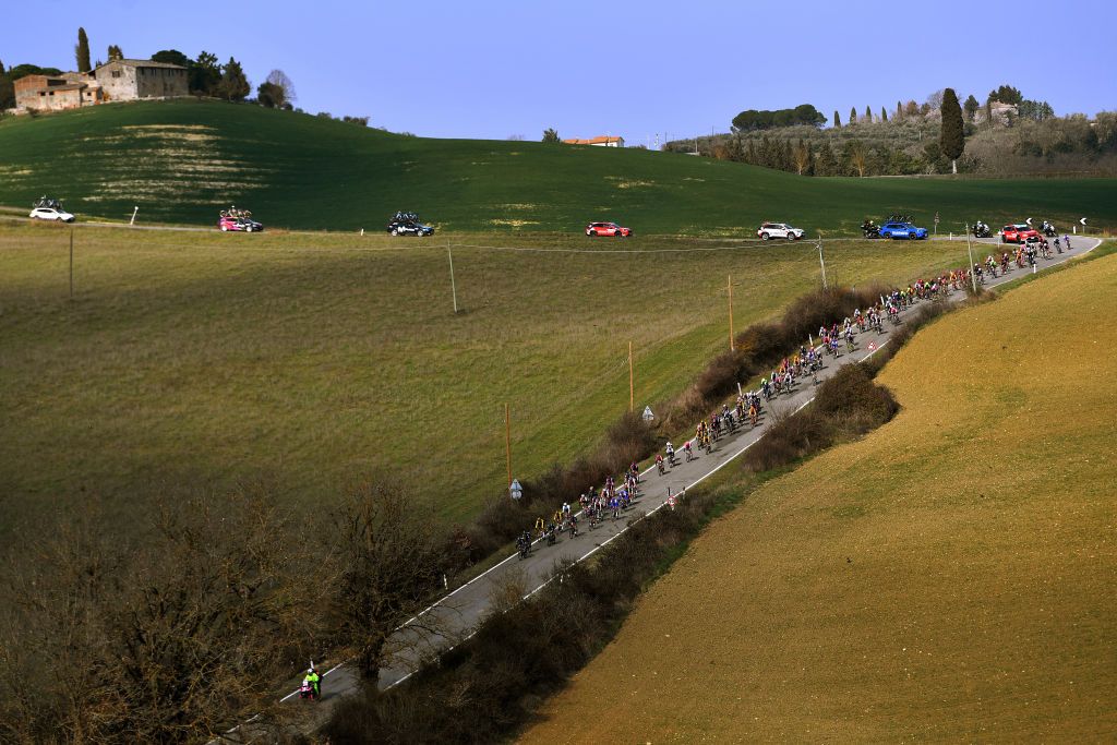 SIENA ITALY MARCH 05 A general view of the peloton passing through gravel roads landscape during the Eroica 8th Strade Bianche 2022 Womens Elite a 136km one day race from Siena to Siena Piazza del Campo 321m StradeBianche on March 05 2022 in Siena Italy Photo by Luc ClaessenGetty Images