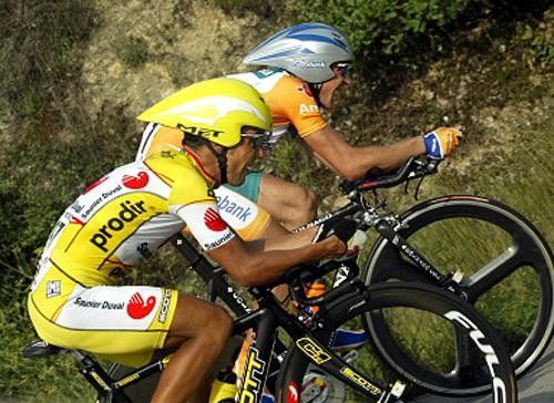 Denis Menchov (Rabobank) passes his four minute man Joaquin Rodriguez (Saunier)